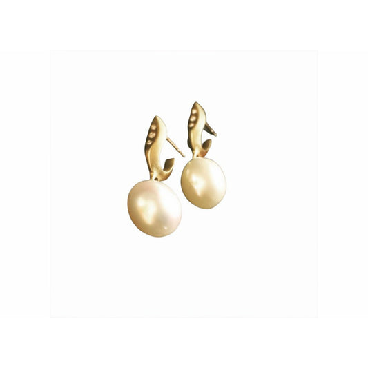 Add a touch of elegance to your ensemble with these stunning Button Pearl Earrings. Crafted with high-quality Japanese pearls, these earrings exude sophistication and timeless beauty. Elevate your style and make a statement with these exquisite earrings.   Ear piece 10mm  3 x 1 pointer diamonds  8mm -10mm Japanese pearls