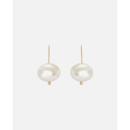 Experience the elegance and natural beauty of our Mother of Pearl earrings. With their exquisite design and timeless appeal, these earrings are the perfect accessory to elevate any outfit. Add a touch of sophistication to your style with our stunning Mother of Pearl earrings today  Pearls approx HxW: 13.9mm x 15.4mm