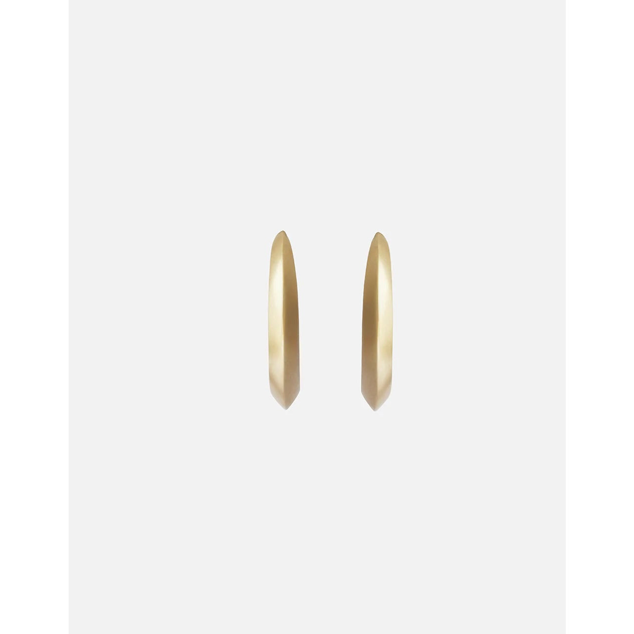 Make a bold statement with these Medium Travelling Hoops. These versatile earrings are perfect for adding a touch of elegance to any outfit. 14k Yellow Gold Satin Finish HxW: 1" x 5.18mm