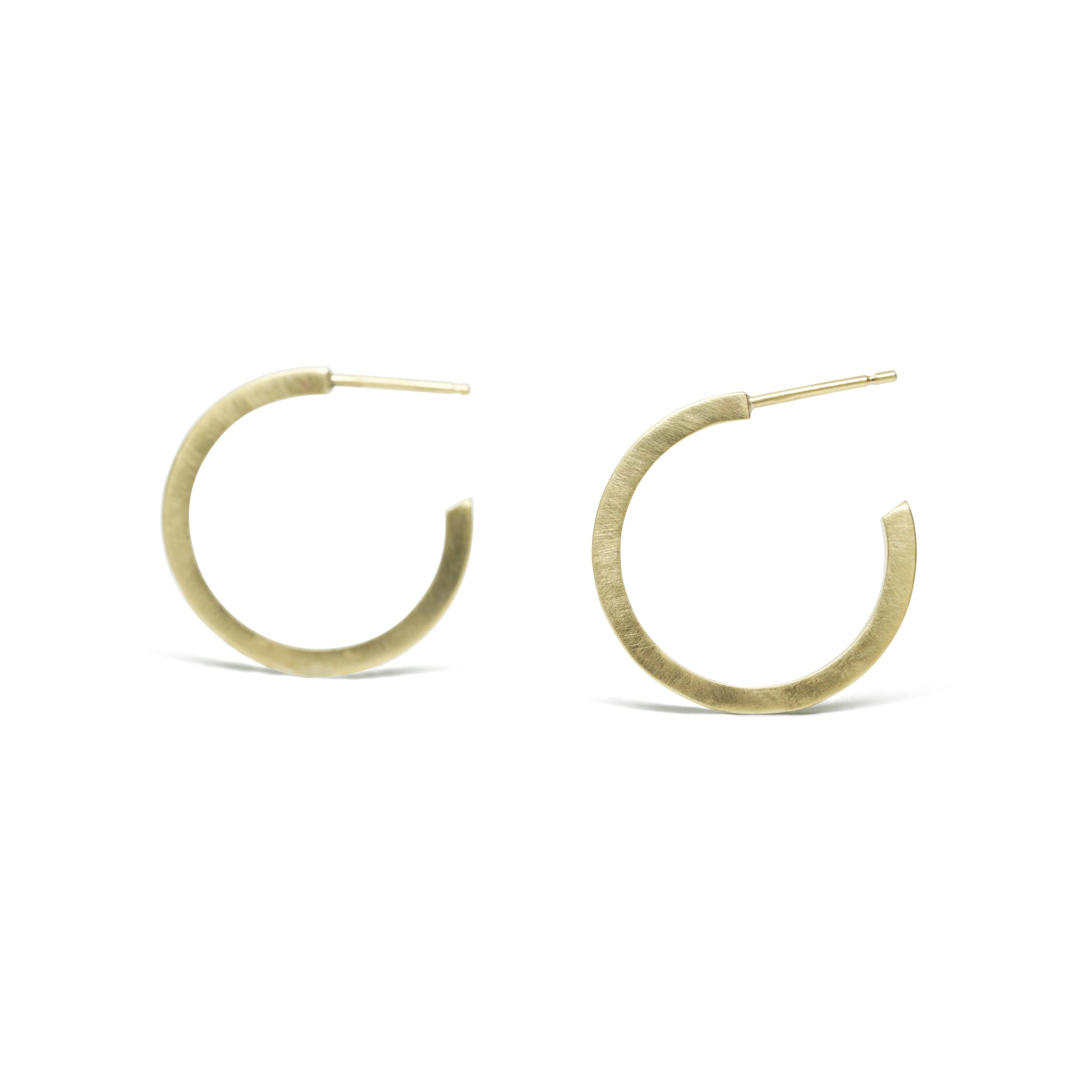 Discover the SQUARE / HOOPS, a unique blend of a square design and a classic hoop style. With its modern and trendy look, these earrings are the perfect accessory to add a touch of sophistication to any outfit. 14k Yellow Gold Satin Finish Dimensions (HxW): 20.15mm x 1.39mm
