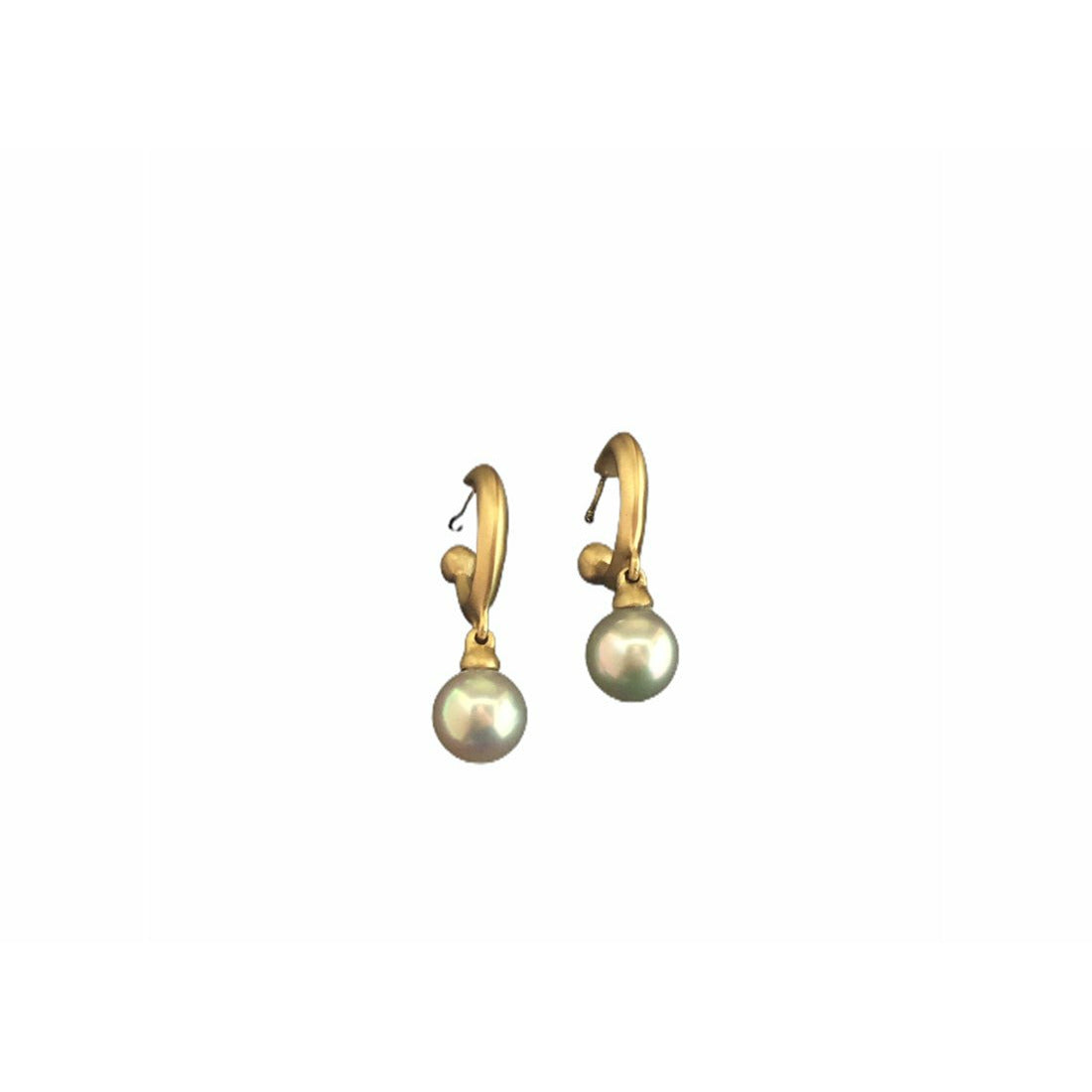 Details  Introducing the Classic Pearl Hoop Earring, a timeless design that adds an elegant touch to any outfit. Crafted with high-quality materials, these earrings are perfect for both formal occasions and everyday wear.  Hoop 15MM  8-10 MM WHITE JAPANESE ROUND PEARL