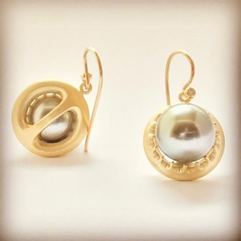 Introducing our exquisite Open Back Pearl Earrings, a timeless accessory that adds an elegant touch to any outfit. Crafted with precision and attention to detail, these earrings are perfect for both formal occasions and everyday wear. Elevate your style with the sophistication and beauty of our Open Back Pearl Earrings.I see right through you earrings. Open back 15mm button Japanese pearls